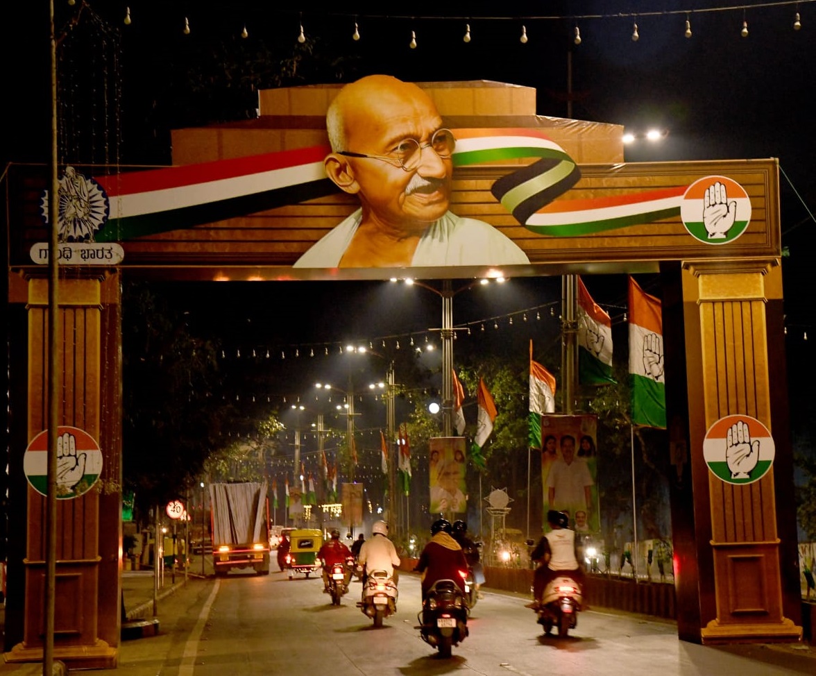 ‘ಗಾಂಧಿ ಭಾರತ’ ಶತಮಾನೋತ್ಸವಕ್ಕಾಗಿ ಬೆಳಗಾವಿಯ ‘ಕಾಂಗ್ರೆಸ್‌ ರಸ್ತೆ’ಯಲ್ಲಿ ನಿರ್ಮಿಸಿದ್ದ ಸ್ವಾಗತ ಕಮಾನು  (ಸಂಗ್ರಹ ಚಿತ್ರ)