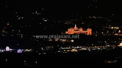 ದಸರಾ ವಿದ್ಯುತ್‌ ದೀಪಾಲಂಕಾರದಿಂದ ಕಂಗೊಳಿಸುತ್ತಿರುವ ಮೈಸೂರು ನಗರವು  ಬುಧವಾರ  ರಾತ್ರಿ ಚಾಮುಂಡಿ ಬೆಟ್ಟದಿಂದ ಕ್ಯಾಮೆರಾ ಕಣ್ಣಿನಲ್ಲಿ ಕಂಡಿದ್ದು ಹೀಗೆ...