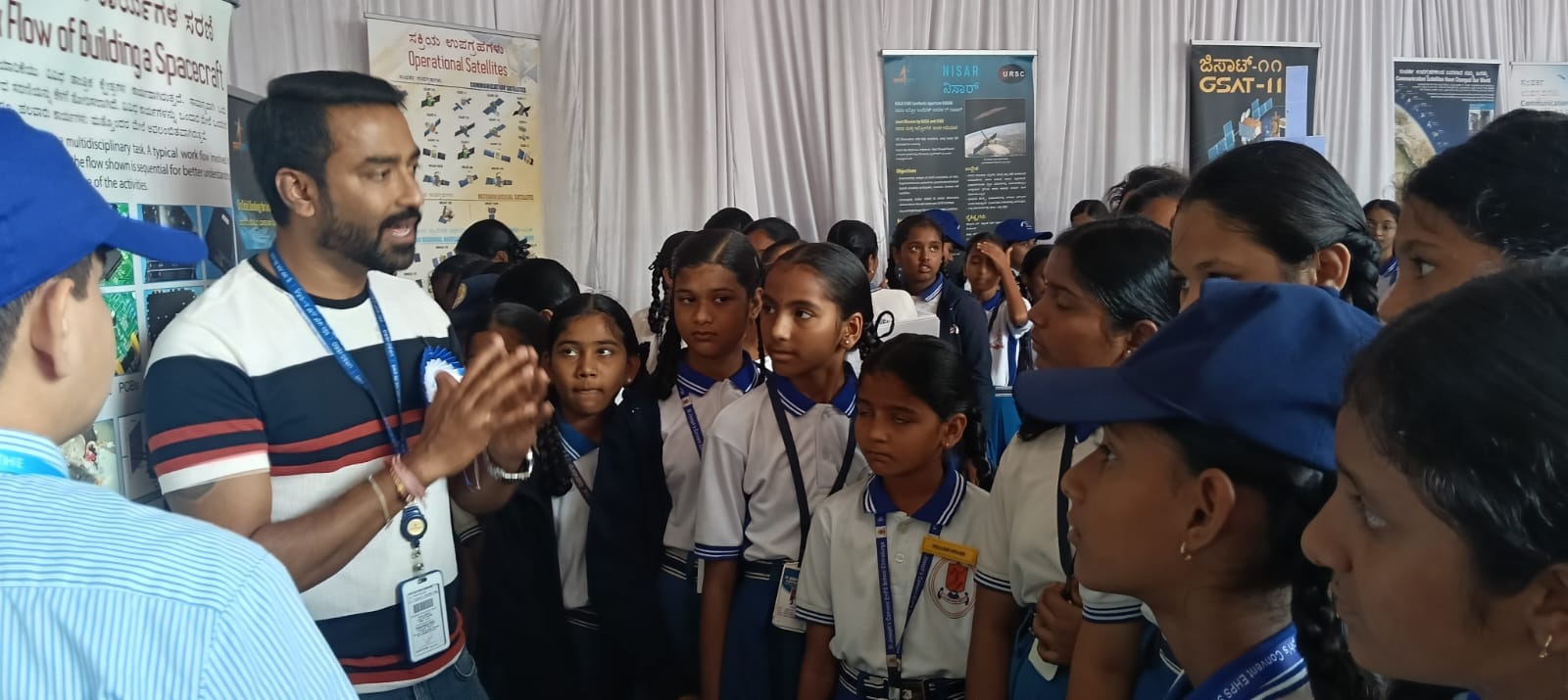 ಉಪಗ್ರಹಗಳ ಬಗ್ಗೆ ವಿದ್ಯಾರ್ಥಿಗಳಿಗೆ ಮಾಹಿತಿ ನೀಡುತ್ತಿರುವ ವಿಜ್ಞಾನಿ