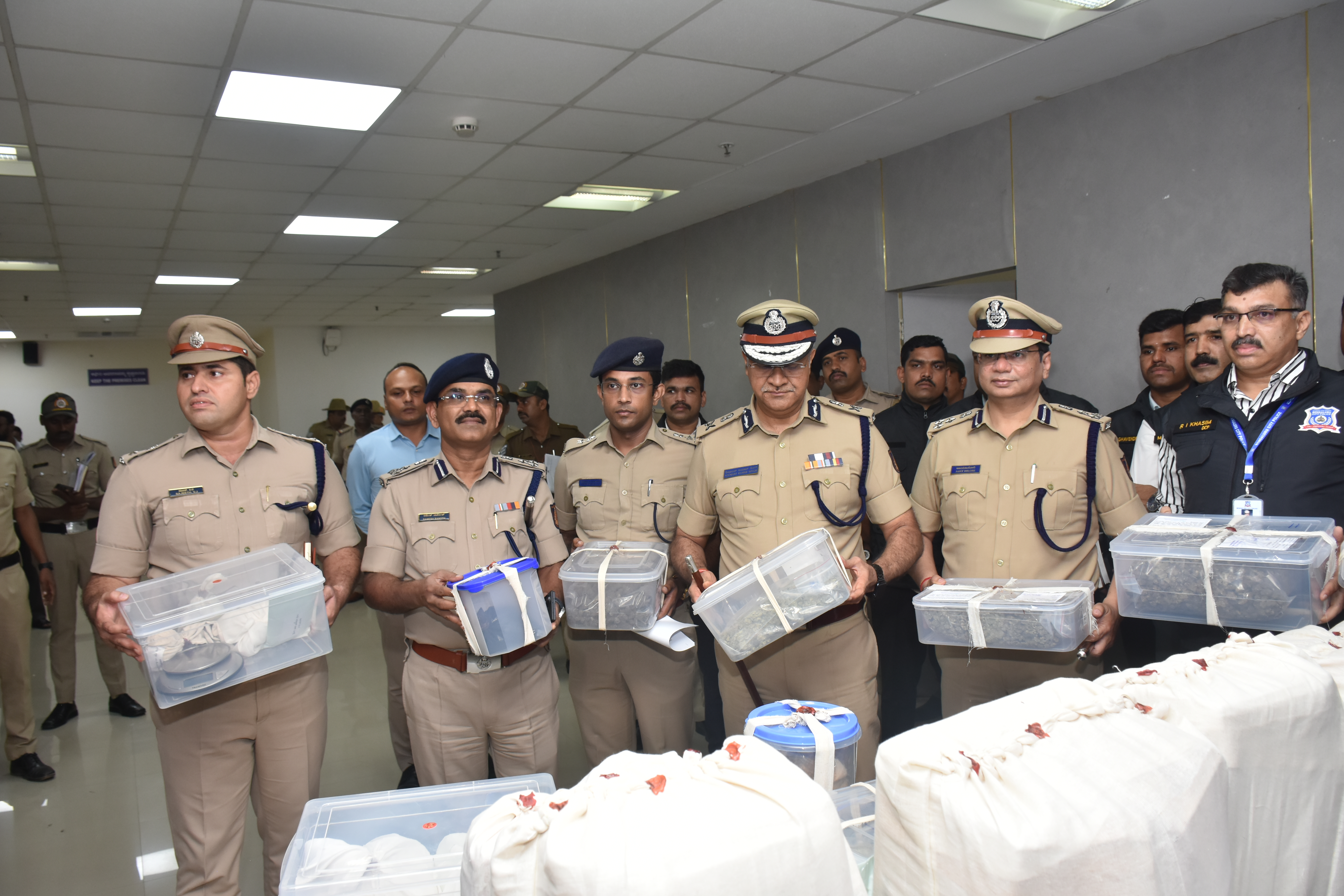 ಪೆಡ್ಲರ್‌ಗಳಿಂದ ಜಪ್ತಿ ಮಾಡಿಕೊಂಡ ಡ್ರಗ್ಸ್ ಪರಿಶೀಲಿಸಿದ ನಗರ ಪೊಲೀಸ್‌ ಕಮಿಷನರ್ ಸೀಮಾಂತ್‌ಕುಮಾರ್ ಸಿಂಗ್  