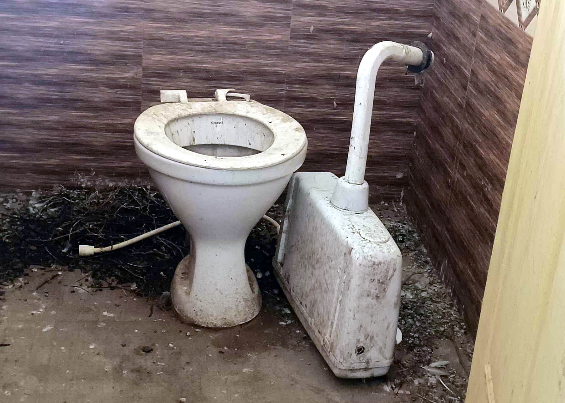 ಕುರುಗೋಡು ಸಮೀಪದ ಸಿರಿಗೇರಿ ಗ್ರಾಮದ ಸರ್ಕಾರಿ ಪದವಿಪೂರ್ವ ಕಾಲೇಜಿನಲ್ಲಿನಲ್ಲಿ ಶೌಚಾಲಯ ನಿರುಪಯುಕ್ತವಾಗಿರುವುದು