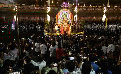 ಚಾಮುಂಡಿಬೆಟ್ಟದಲ್ಲಿ ಇರುವ ದೇವಿಕೆರೆಯಲ್ಲಿ ಬುಧವಾರ ತೆಪೋತ್ಸವ ನಡೆಯಿತು