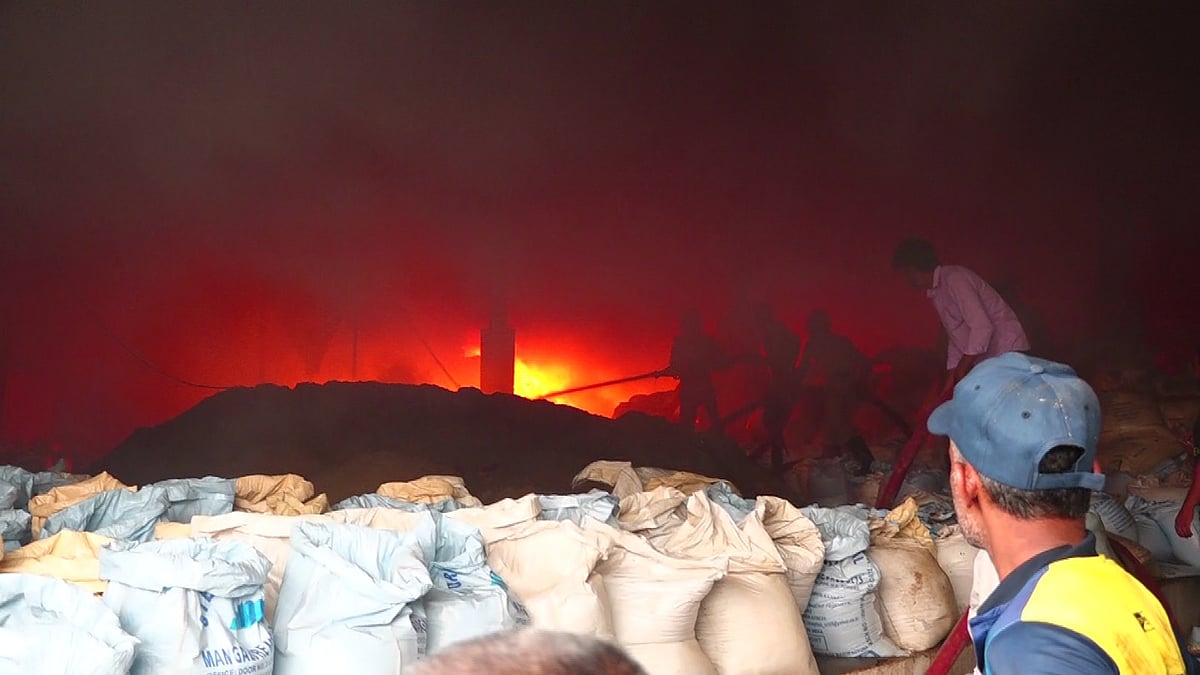 ದಕ್ಷಿಣ ಕನ್ನಡ | ಕೋಟೆಪುರದ ಫಿಶ್ ಮಿಲ್‌ ಗೋದಾಮಿನಲ್ಲಿ ಬೆಂಕಿ