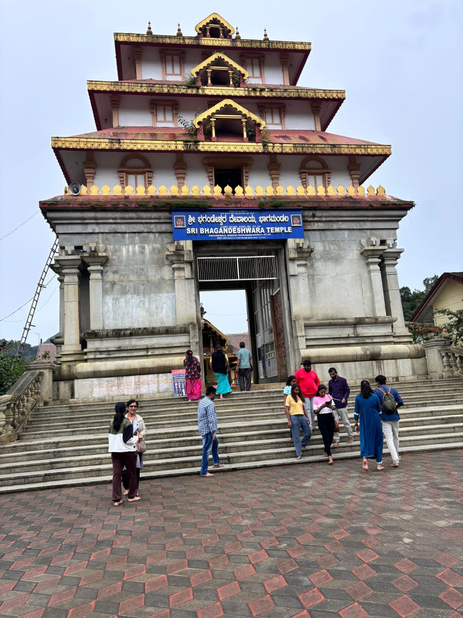 ಭಾಗಮಂಡಲದ ಭಗಂಡೇಶ್ವರ ದೇವಾಲಯಕ್ಕೆ ಬುಧವಾರ ಭಕ್ತರು ಆಗಮಿಸಿದರು.
