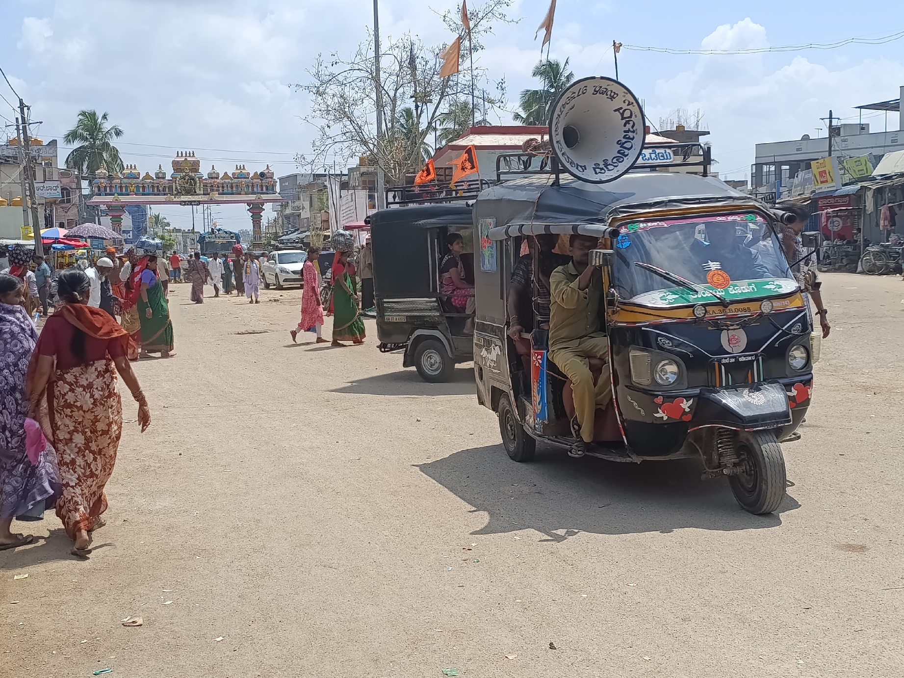 ಮುನಿರಾಬಾದ್ ನ ಹುಲಿಗಿಯ ಹುಲಿಗೆಮ್ಮ ದೇವಿ ದೇವಸ್ಥಾನದ ರಾಜಬೀದಿಯಲ್ಲಿ ರಸ್ತೆ ಒತ್ತುವರಿ ಮಾಡಿ ವ್ಯಾಪಾರ ಮಾಡುವ ವರ್ತಕರಿಗೆ ಗ್ರಾಮ ಪಂಚಾಯಿತಿ ಸಿಬ್ಬಂದಿ ಧ್ವನಿವರ್ಧಕದ ಮೂಲಕ ಎಚ್ಚರಿಕೆ ನೀಡಿದರು