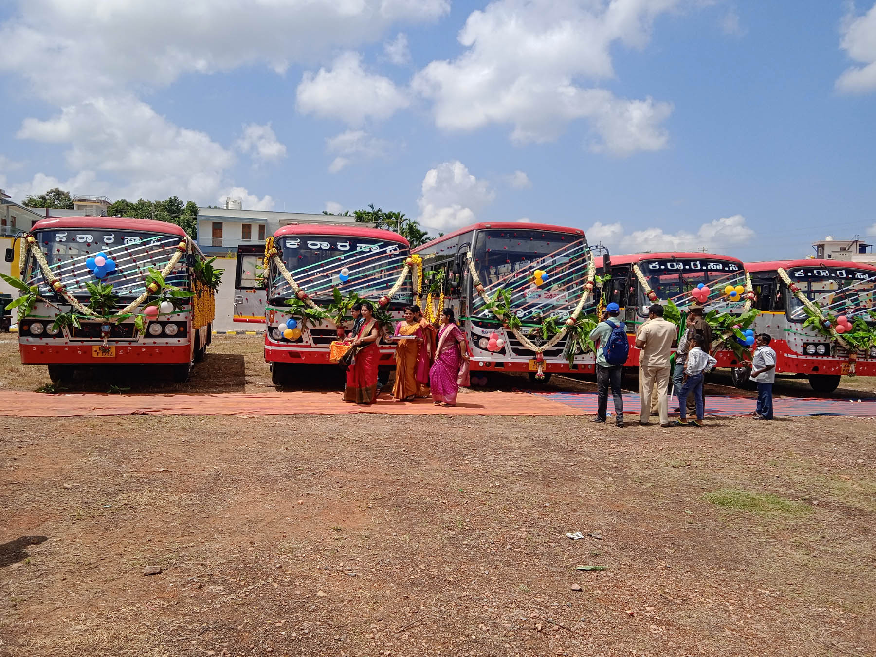 ಚನ್ನಗಿರಿ ಬಸ್ ಡಿಪೊದಲ್ಲಿ ಬುಧವಾರ ಪ್ರಯಾಣಕ್ಕೆ ಸಿದ್ಧವಾಗಿ ನಿಂತಿದ್ದ ಐದು ಬಸ್‌ಗಳು