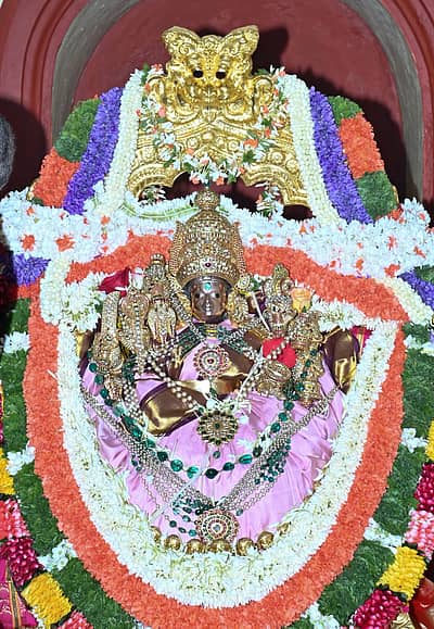 ಚಾಮುಂಡಿಬೆಟ್ಟದಲ್ಲಿ ಇರುವ ದೇವಿಕೆರೆಯಲ್ಲಿ ಬುಧವಾರ ತೆಪೋತ್ಸವ ನಡೆಯಿತು