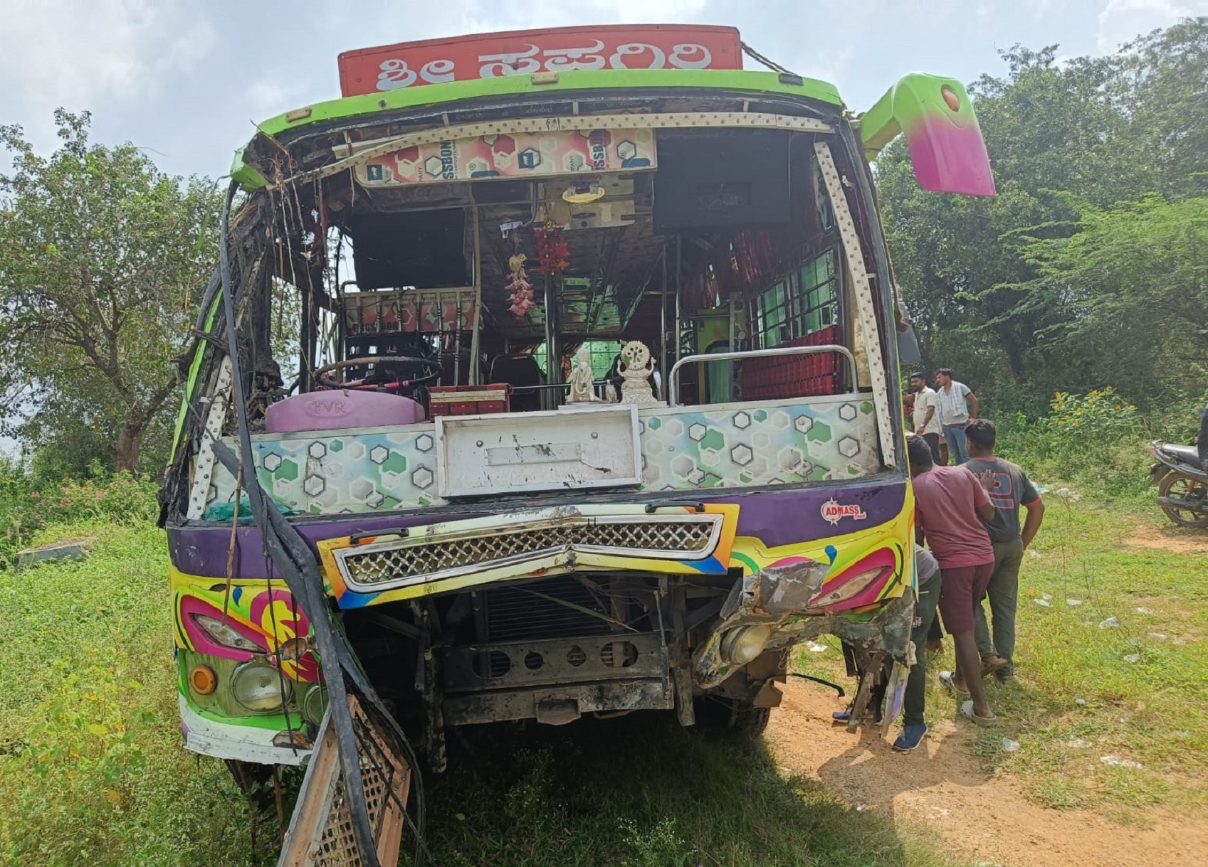 ಅಪಘಾತಕ್ಕೆ ಒಳಗಾದ ಬಸ್ಸಿನ ಸ್ಥಿತಿ