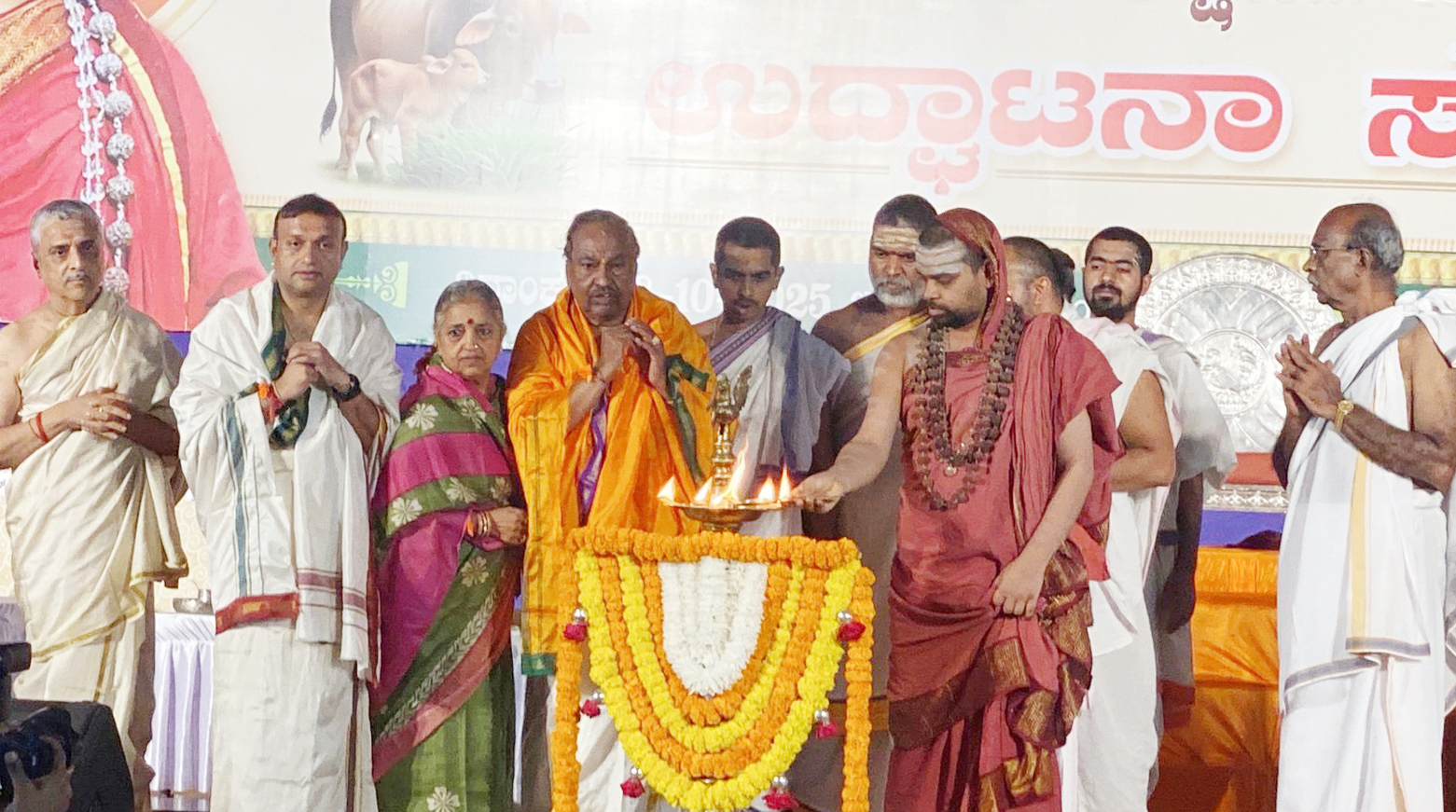 ಶಿವಮೊಗ್ಗ ಅಲ್ಲಮಪ್ರಭು (ಫ್ರೀಡಂ ಪಾರ್ಕ್) ಉದ್ಯಾನದಲ್ಲಿ ಬುಧವಾರ ಆಯೋಜಿಸಿದ್ದ ಕಾರ್ಯಕ್ರಮವನ್ನು ಶೃಂಗೇರಿ ಶಾರದಾ ಪೀಠದ ವಿಧುಶೇಖರ ಭಾರತಿ ಸ್ವಾಮೀಜಿ ಉದ್ಘಾಟಿಸಿದರು