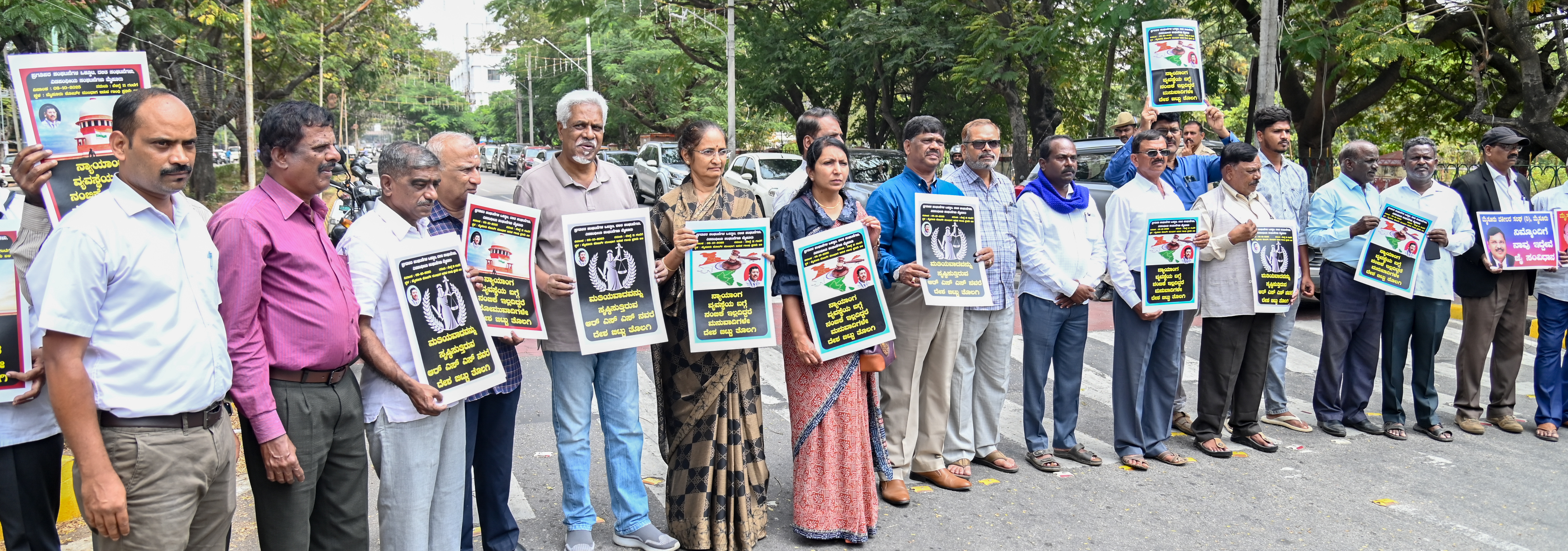 ‘ನ್ಯಾಯಮೂರ್ತಿಗಳ (ಸಿಜೆಐ) ಮೇಲೆ ಶೂ ಎಸೆದಿರುವುದನ್ನು ಖಂಡಿಸಿ’ ಮೈಸೂರಿನ ಜಿಲ್ಲಾ ನ್ಯಾಯಾಲಯ ಬಳಿ ಪ್ರಗತಿಪರ ಸಂಘಟನೆಗಳ ಒಕ್ಕೂಟ ಹಾಗೂ ದಲಿತ ಸಂಘಟನೆಗಳ ಒಕ್ಕೂಟದ ಮುಖಂಡರು ಮಂಗಳವಾರ ಪ್ರತಿಭಟನೆ ನಡೆಸಿದರು