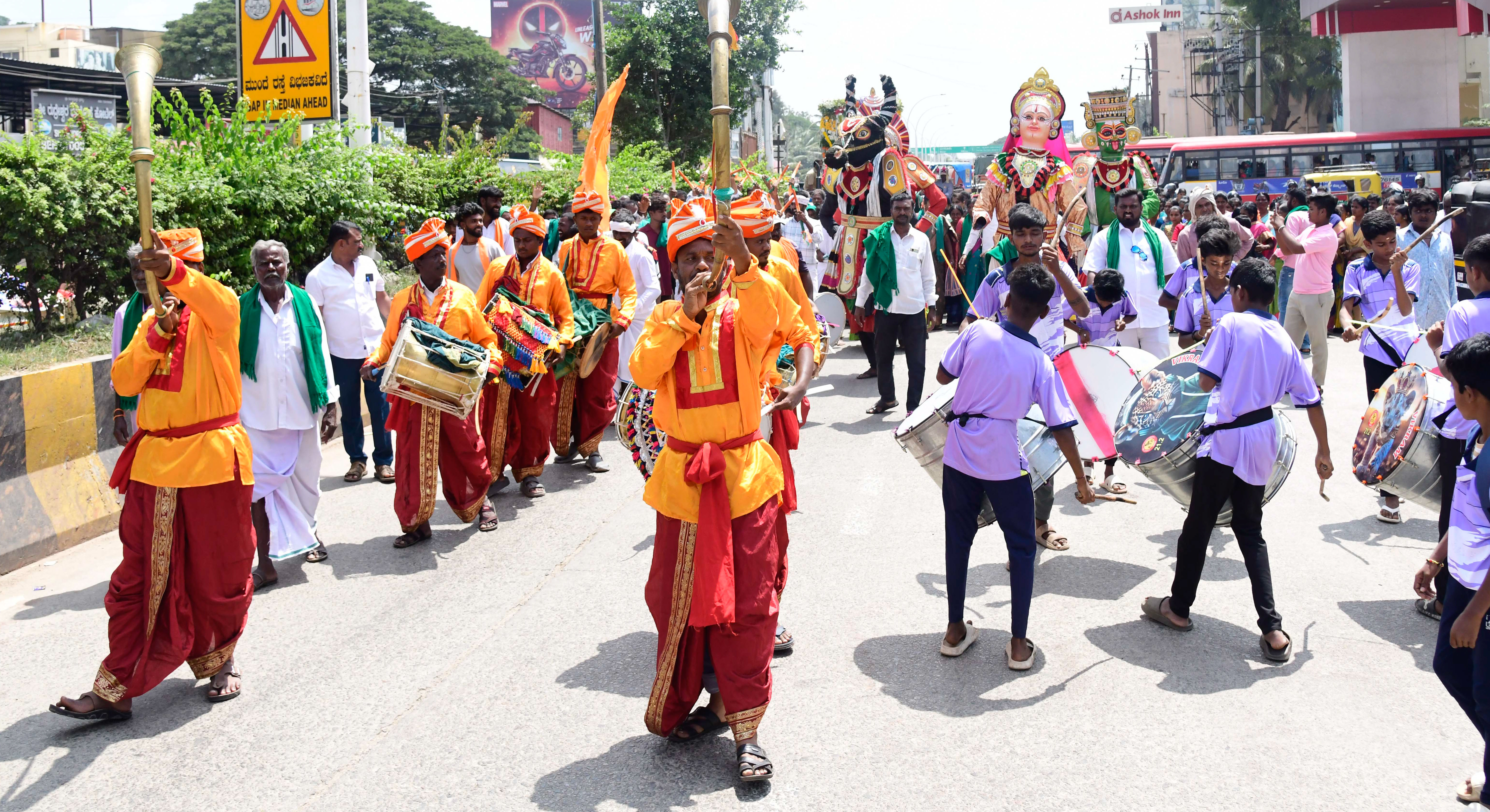 ವೇದಿಕೆ ಕಾರ್ಯಕ್ರಮಕ್ಕೂ ಮುನ್ನ ನಡೆದ ವಾಲ್ಮೀಕಿ ಭಾವಚಿತ್ರದ ಮೆರವಣಿಗೆಯಲ್ಲಿ ವಿವಿಧ ಕಲಾತಂಡಗಳು ಭಾಗವಹಿಸಿದ್ದವು ಪ್ರಜಾವಾಣಿ ಚಿತ್ರ