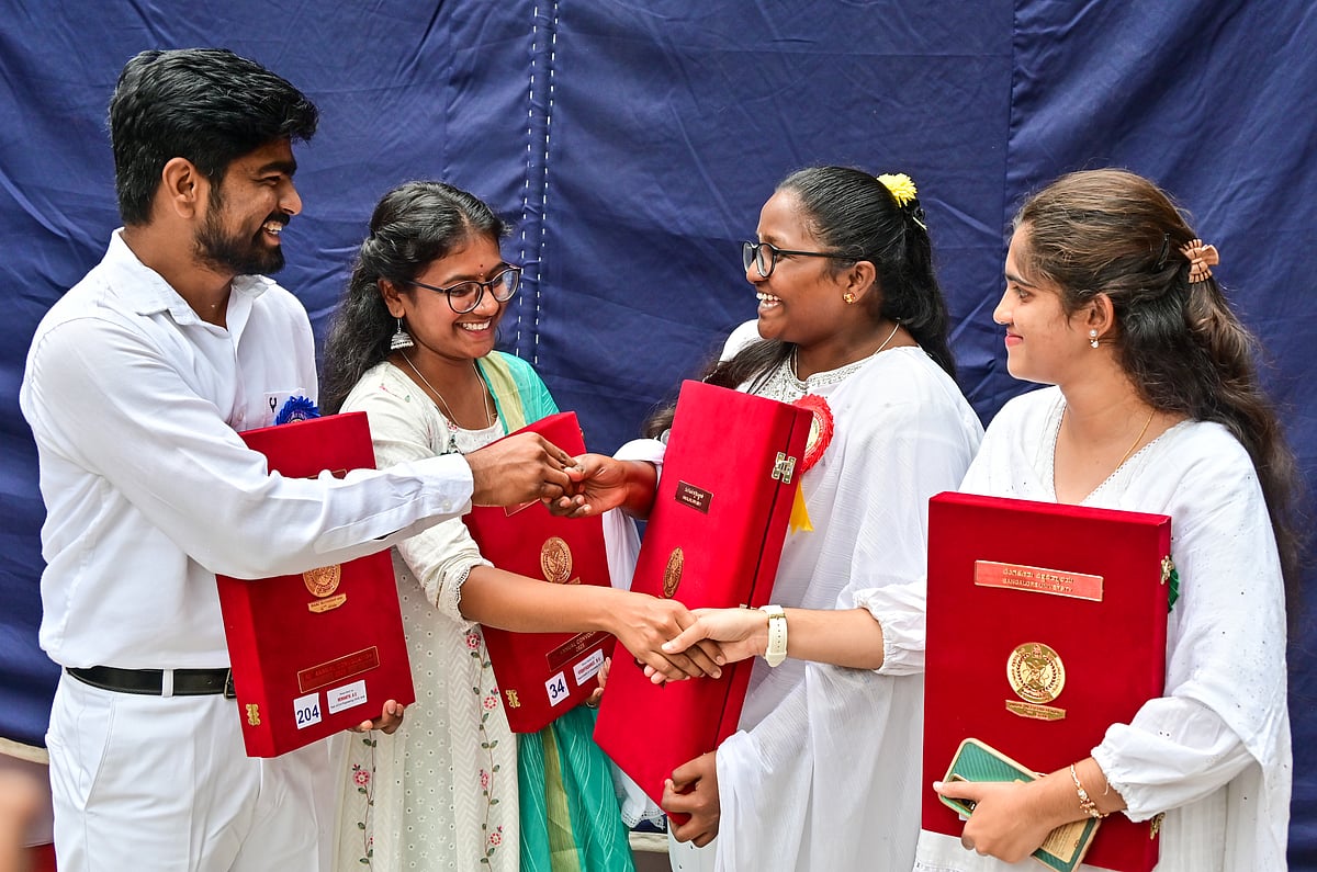 Bengaluru University: ಚಿನ್ನ ಗೆದ್ದ ಬೀದಿ ಬದಿ ವ್ಯಾಪಾರಿ ಮಗಳು, ಆಟೊ ಚಾಲಕ ಮಗ