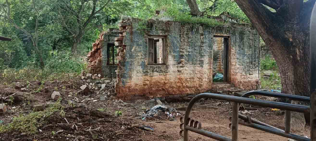ಚಿಕ್ಕಜಾಜೂರು ಸಮೀಪದ ಬಿ. ದುರ್ಗ ಗ್ರಾಮದ ಪಶುಚಿಕಿತ್ಸಾ ಕೇಂದ್ರದ ಸಿಬ್ಬಂದಿ ವಸತಿಗೃಹ ಶಿಥಿಲಗೊಂಡಿರುವುದು.