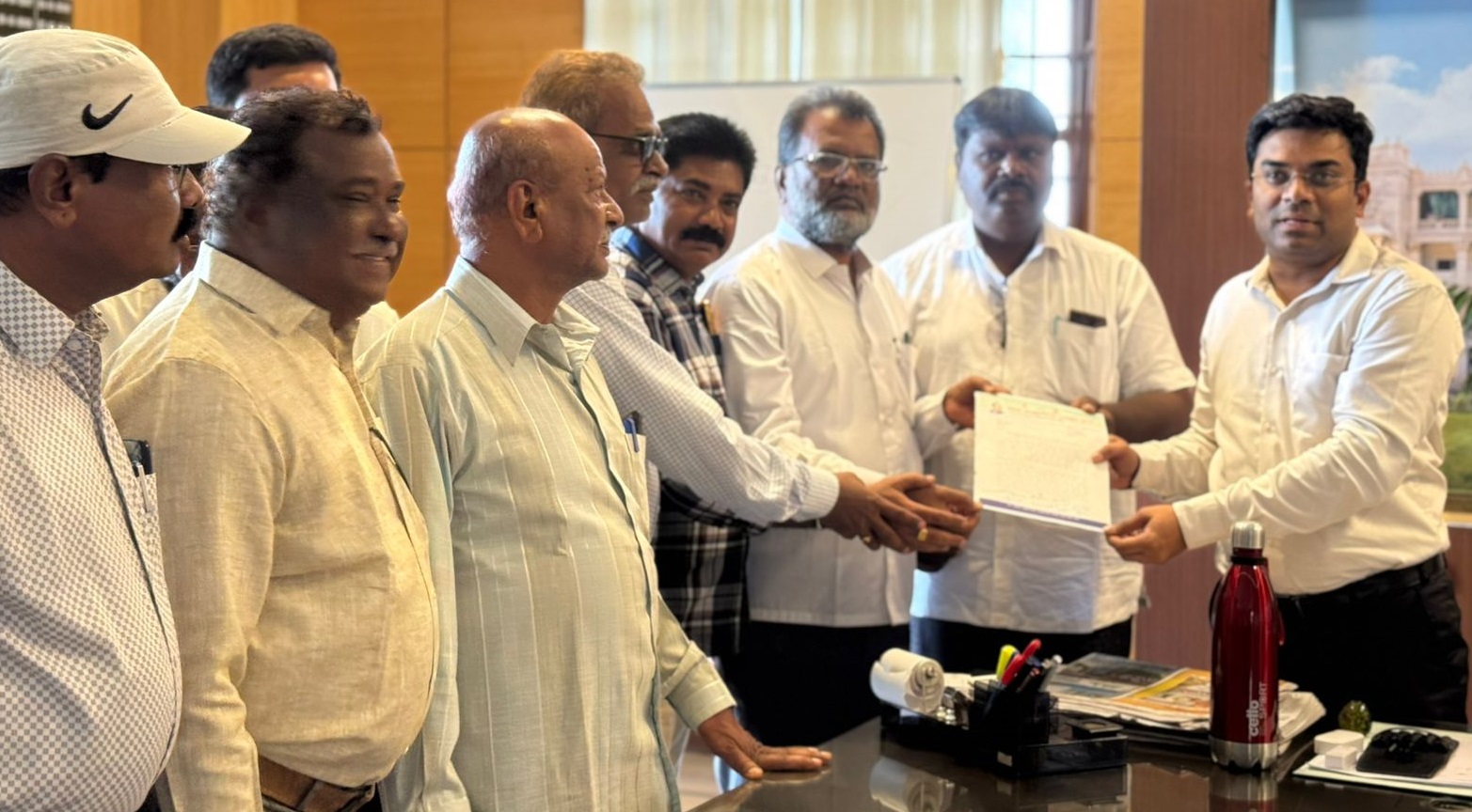 ಸುಪ್ರೀಂ ಕೋರ್ಟ್ ಮುಖ್ಯ ನ್ಯಾಯಮೂರ್ತಿ ಬಿ.ಆರ್. ಗವಾಯಿ ಅವರತ್ತ ಶೂ ಎಸೆಯಲು ಯತ್ನಿಸಿದ ವಕೀಲನನ್ನು ಬಂಧಿಸಬೇಕು ಎಂದು ಆಗ್ರಹಿಸಿ ದಲಿತ ಸಂಘಟನೆಗಳ ಒಕ್ಕೂಟದ ಪದಾಧಿಕಾರಿಗಳು ರಾಮನಗರದಲ್ಲಿ ಜಿಲ್ಲಾಧಿಕಾರಿ ಯಶವಂತ್ ವಿ. ಗುರುಕರ್ ಅವರ ಮೂಲಕ ರಾಷ್ಟ್ರಪತಿಗೆ ಮನವಿ ಸಲ್ಲಿಸಿದರು