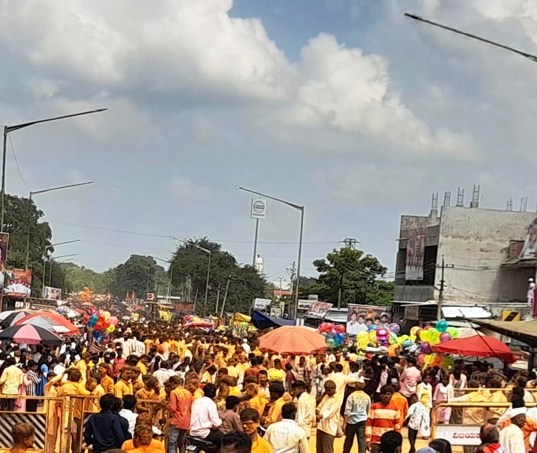 ದೇವರಹಿಪ್ಪರಗಿ ರಾವುತರಾಯ ಮಲ್ಲಯ್ಯ ಜಾತ್ರೆಯ ಅಂಗವಾಗಿ ಸೇರಿದ ಜನಸ್ತೋಮ.