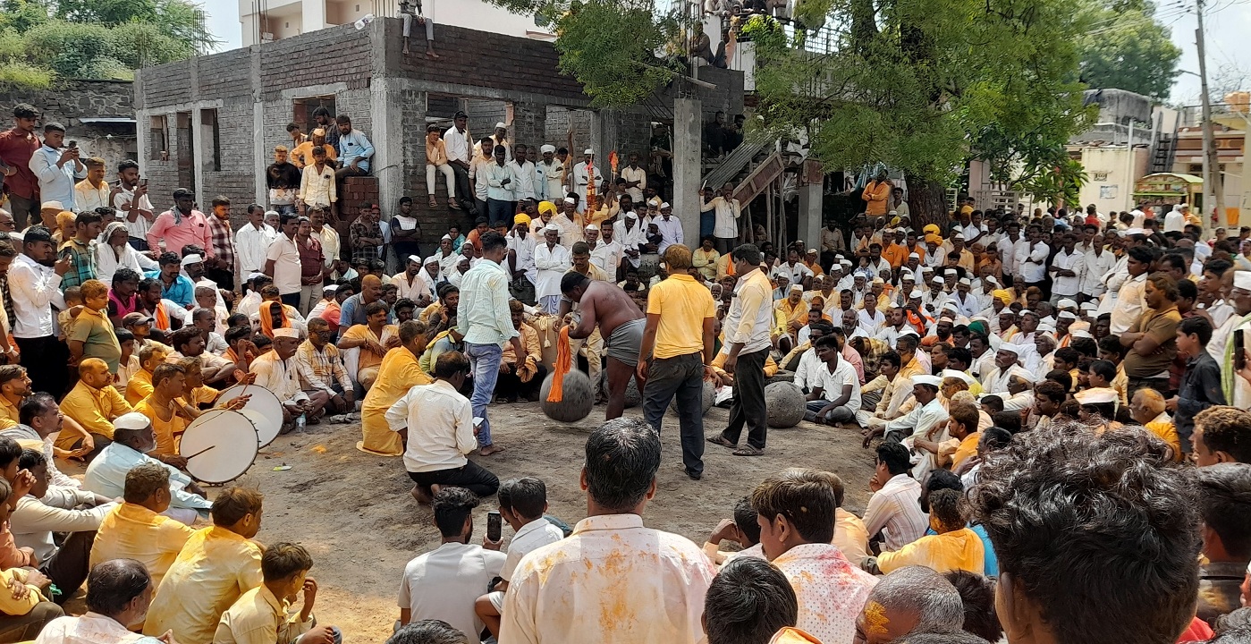 ದೇವರಹಿಪ್ಪರಗಿ ರಾವುತರಾಯ ಮಲ್ಲಯ್ಯ ಜಾತ್ರೆಯ ಅಂಗವಾಗಿ ಭಾರ ಎತ್ತುವ ಸ್ಪರ್ಧೆಗಳು ಜರುಗಿದವು.