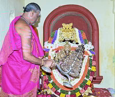 ಚಾಮುಂಡಿಬೆಟ್ಟದಲ್ಲಿ ಇರುವ ದೇವಿಕೆರೆಯಲ್ಲಿ ಬುಧವಾರ ತೆಪೋತ್ಸವ ನಡೆಯಿತು