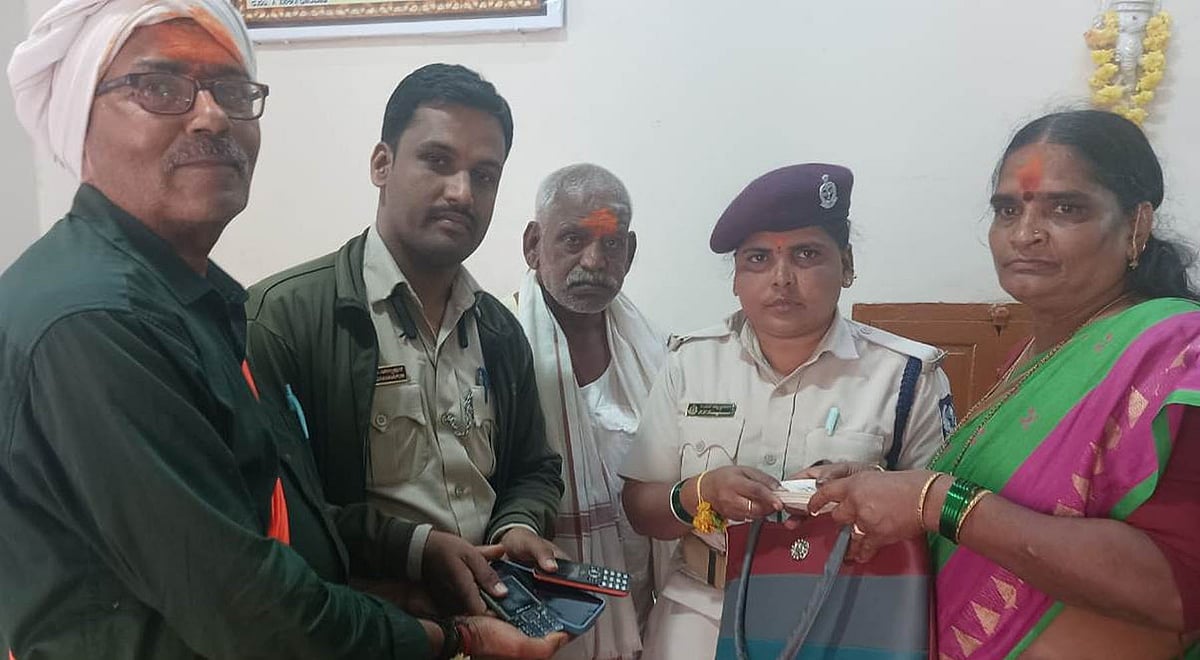 ಕಳೆದಿದ್ದ ಬ್ಯಾಗ್‌ ಮರಳಿಸಿದ ಗೃಹರಕ್ಷಕ ದಳದ ಸಿಬ್ಬಂದಿ 