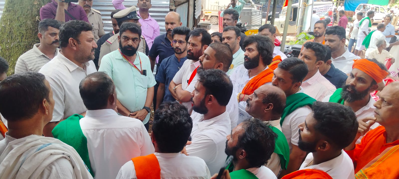 ಪ್ರತಿಭಟನಾಕಾರರ ಜತೆ ಬಂಟ್ವಾಳ ತಹಶೀಲ್ದಾರ್ ಮಂಜುನಾಥ ಮಾತುಕತೆ ನಡೆಸಿದರು