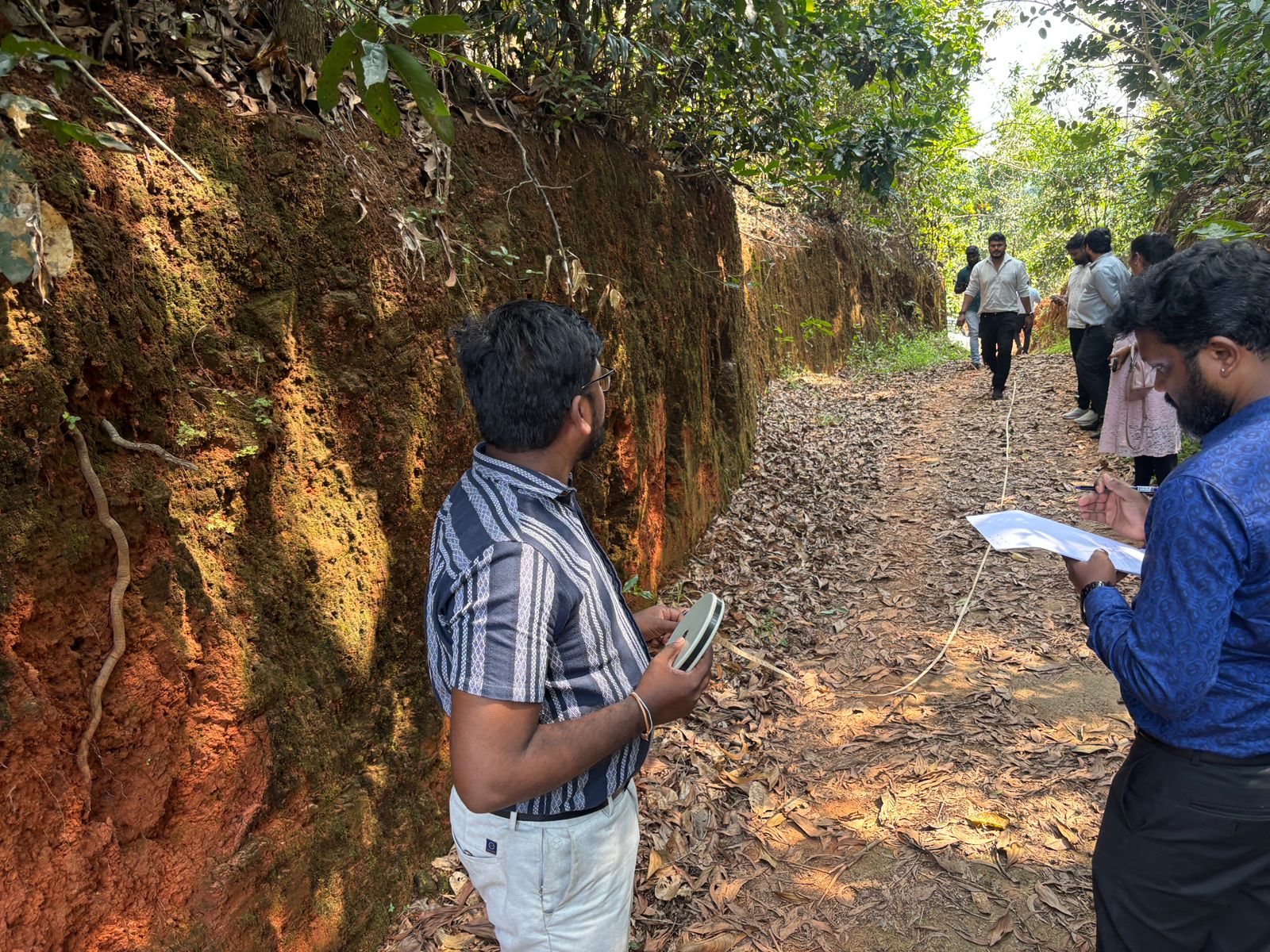 ಚಿತ್ರ: 9ಯುಎಲ್‌ 2:  ಕುಸಿದುಬಿದ್ದ ಮನೆಯ ಸುತ್ತಲೂ ಅಳತೆ ಯನ್ನು ತನಿಖಾಧಿಕಾರಿಗಳು ನಡೆಸಿದರು 