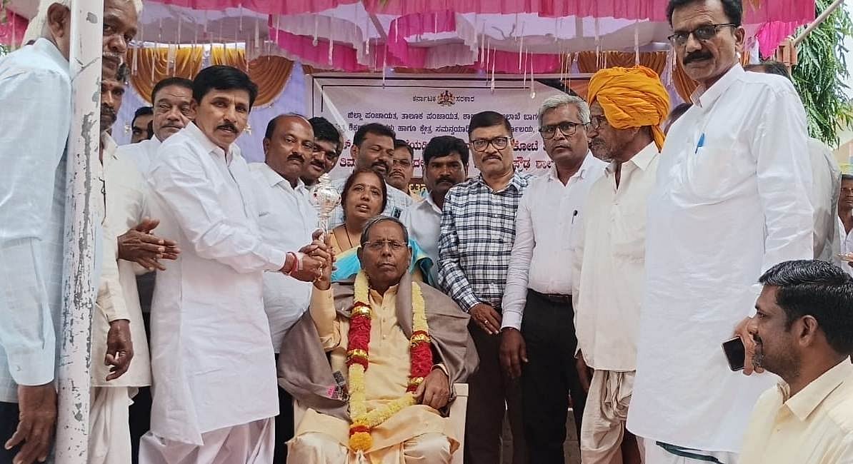 ಹುಟ್ಟೂರಿನ ಶಾಲೆಗೆ ಶಾಸಕ ಮೇಟಿ 2 ಎಕರೆ ಭೂದಾನದ ಭರವಸೆ