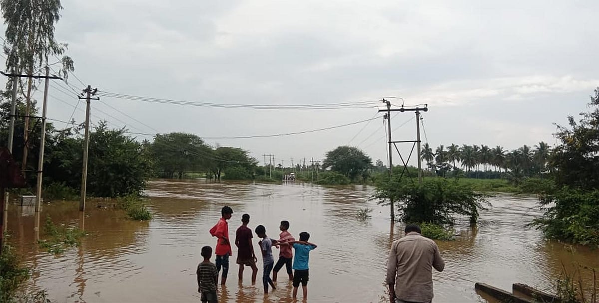 ರಾಣೆಬೆನ್ನೂರು: ಕುಮಧ್ವತಿ ಸೇತುವೆ ಜಲಾವೃತ; ಸಿಗದ ಪರಿಹಾರ