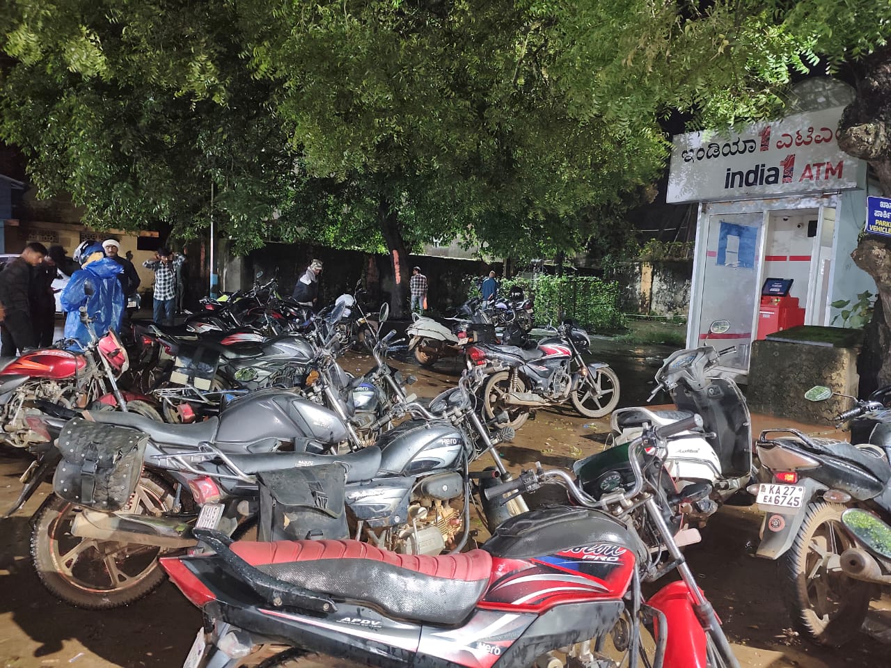 ಹಿರೇಕೆರೂರು ಬಸ್ ನಿಲ್ದಾಣದಲ್ಲಿ ಎಲ್ಲೆಂದರಲ್ಲಿ ಬೈಕ್ ನಿಲುಗಡೆ ಮಾಡಿರುವುದು