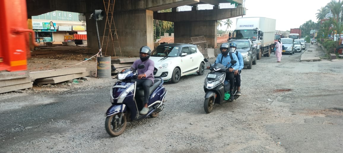 ಅಂಬಲಪಾಡಿ ಬೈಪಾಸ್‌ ಬಳಿ ಸರ್ವಿಸ್‌ ರಸ್ತೆಯ ದುರವಸ್ಥೆ