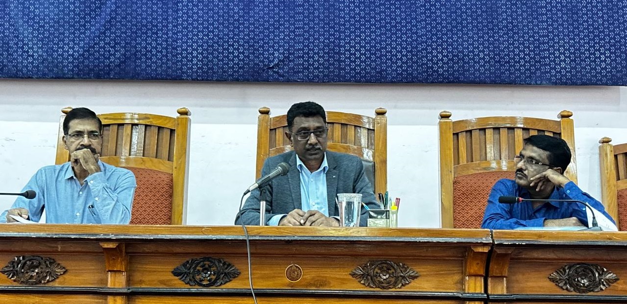 ಸಭೆಯಲ್ಲಿ ಕುಲಪತಿ ಪ್ರೊ.ಎಲ್‌.ಧರ್ಮ ರಾಜು ಮೊಗವೀರ ಹಾಗೂ ಎಚ್‌. ದೇವೇಂದ್ರಪ್ಪ ಪಾಲ್ಗೊಂಡಿದ್ದರು