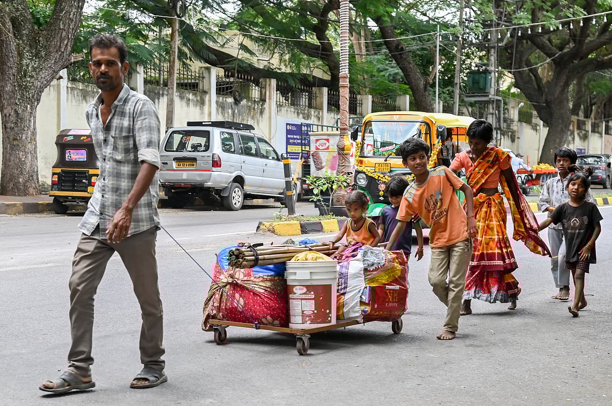 ಮೈಸೂರು ದಸರಾ: ತುತ್ತಿನ ಚೀಲ ತುಂಬಿಸಿಕೊಳ್ಳಲು ಬಂದವರ ನೋವಿನ ಕಥೆ... 