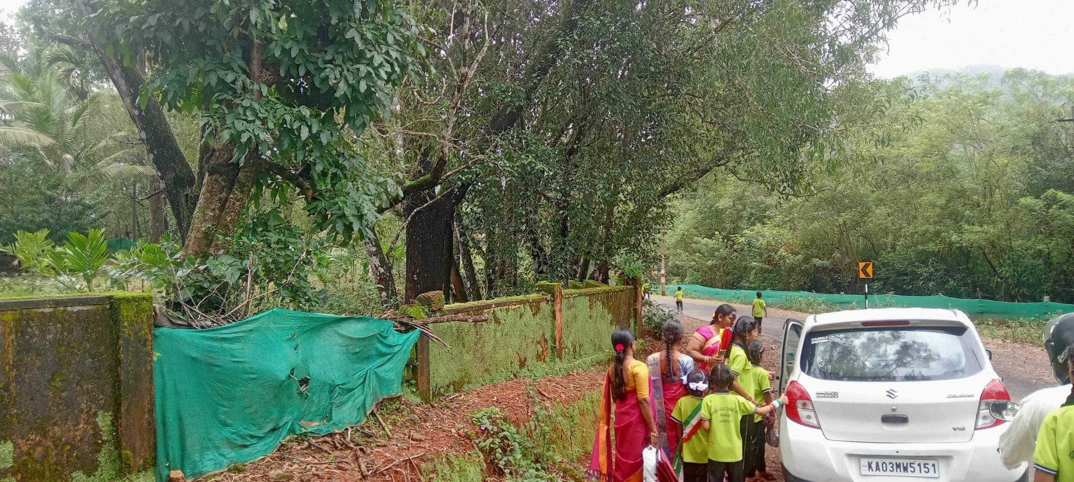 ಮರಬಿದ್ದು ಶಾಲಾ ಕಾಂಪೌಂಡ್ ಹಾನಿ ಆಗಿರುವುದು