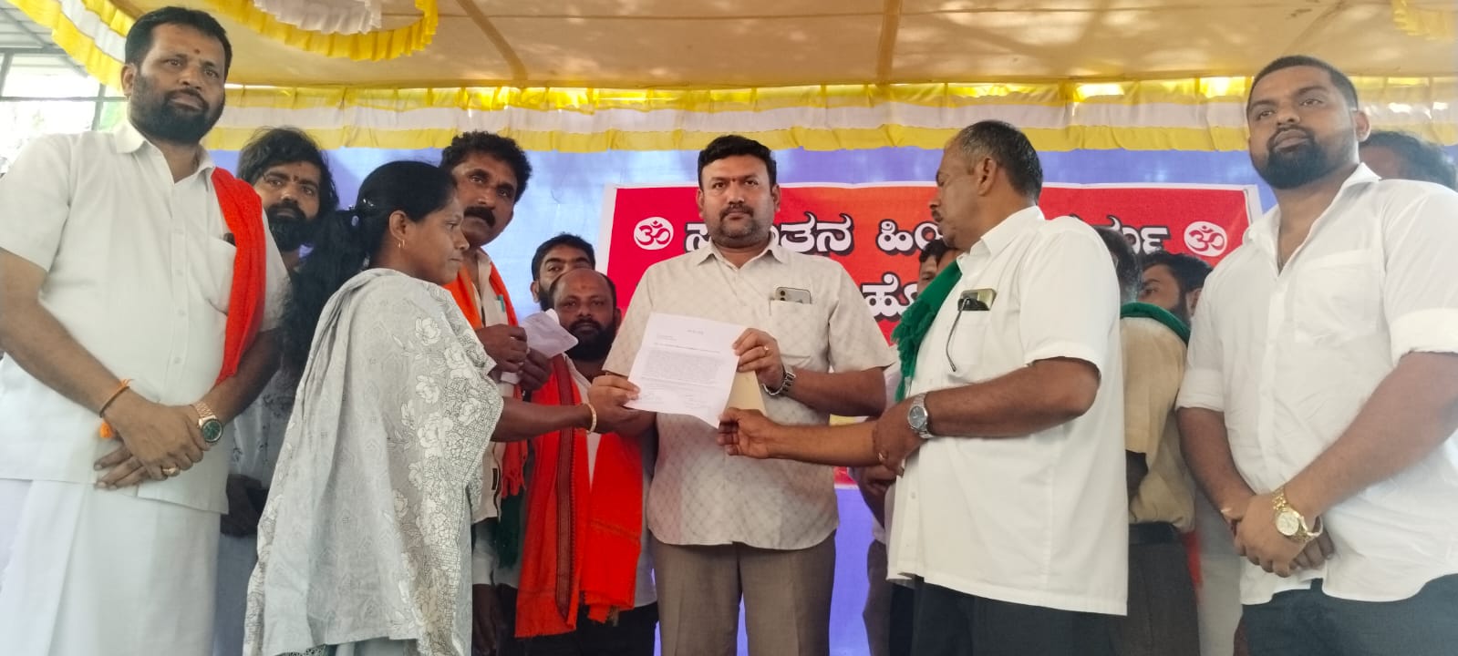 ಬಂಟ್ವಾಳ ತಹಶೀಲ್ದಾರ್ ಮಂಜುನಾಥ ಅವರಿಗೆ ಮನವಿ ಸಲ್ಲಿಸಲಾಯಿತು 