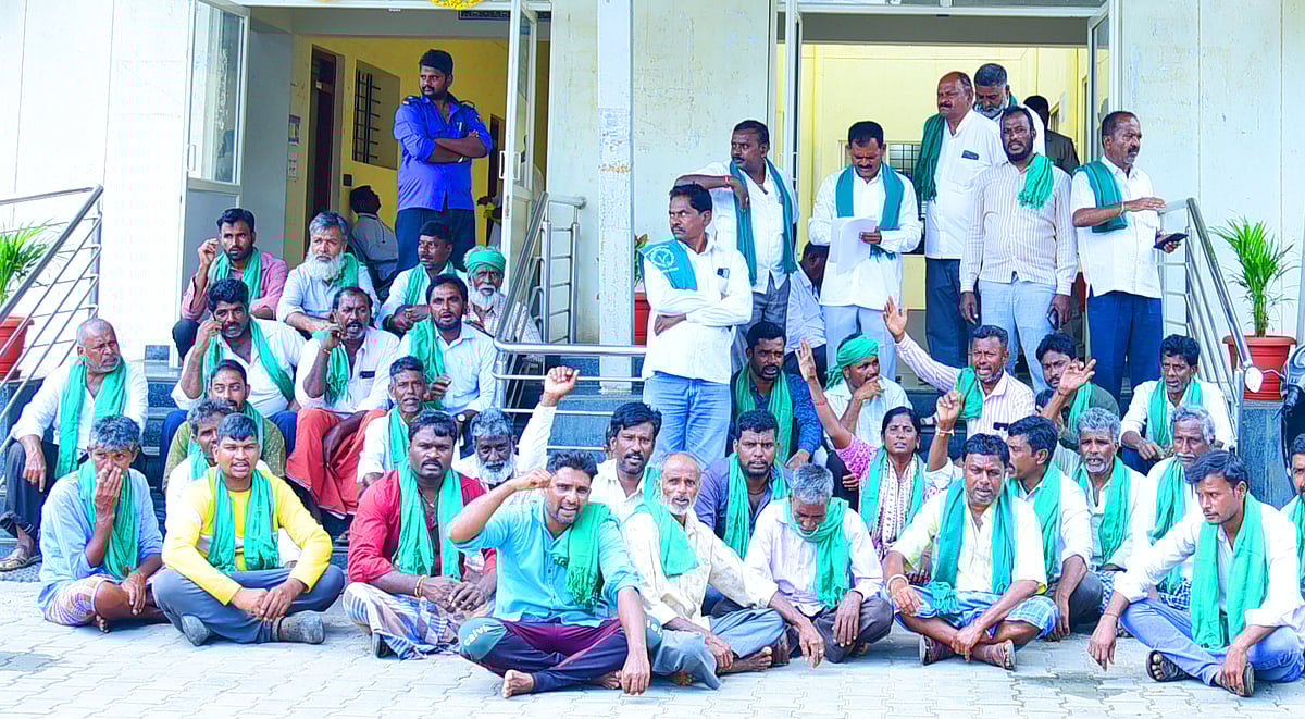 ಬೆಸ್ಕಾಂ ಕಚೇರಿ ಎದುರು ರೈತರ ಪ್ರತಿಭಟನೆ