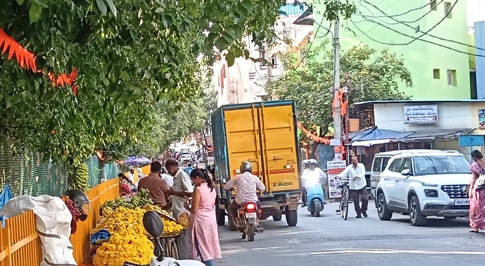ರಸ್ತೆ ಬದಿ ಹೂವು ವ್ಯಾಪಾರ