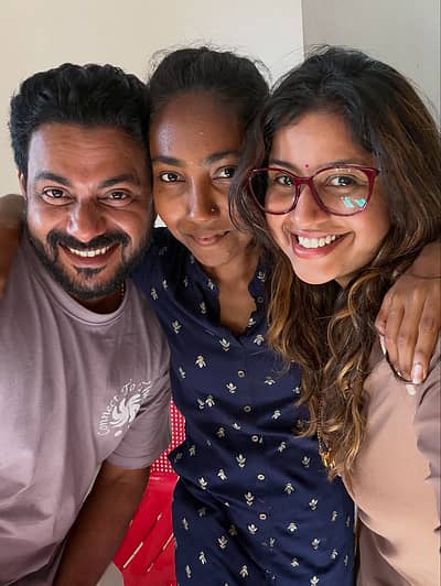 ಪತಿ ರೋಷನ್, ರಾಜ್‌ ಬಿ ಶೆಟ್ಟಿ ಸೇರಿದಂತೆ ಕೆಲ ಸ್ನೇಹಿತರ ಜೊತೆಗೆ ಫೋಟೊ ಕ್ಲಿಕ್ಕಿಸಿಕೊಂಡಿದ್ದಾರೆ.