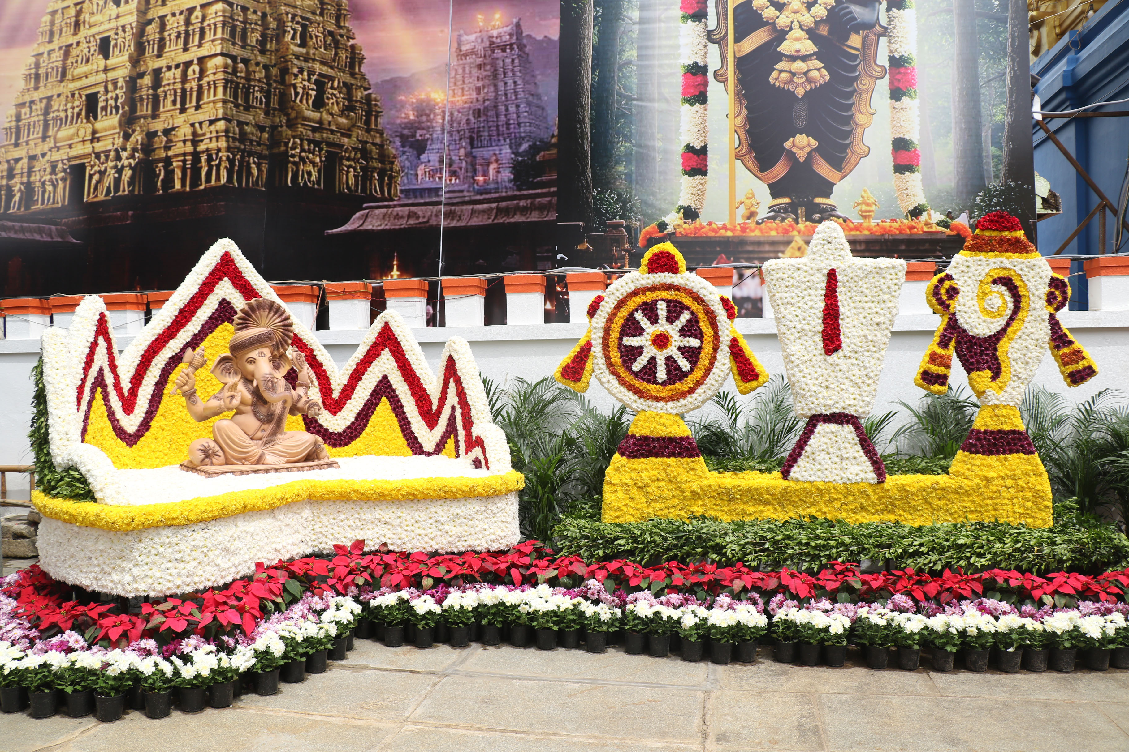ಹಾಸನಾಂಬ ದೇಗುಲದಲ್ಲಿ ಮಾಡಿರುವ ಪುಷ್ಪಾಲಂಕಾರ.