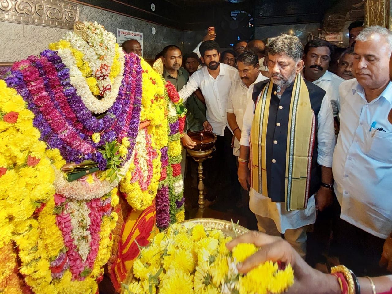ಗಣೇಶೋತ್ಸವ ಕಾರ್ಯಾಕ್ರಮಕ್ಕೆ ಮಾಲೂರಿಗೆ ಆಗಮಿಸಿದ ಉಪ ಮುಖ್ಯ ಮಂತ್ರಿ ಡಿಕೆ ಶಿವಕುಮಾರ್‍ ಅವರು ಶಾಸಕ ಕೆವೈ.ನಂಜೇಗೌಡರ ಜೊತೆಯಲ್ಲಿ ನಗರದ ಮಾರಿಕಾಂಬ ದೇವಿಗೆ ವಿಶೇಷ ಪೂಜೆ ಸಲ್ಲಿಸಿದರು.