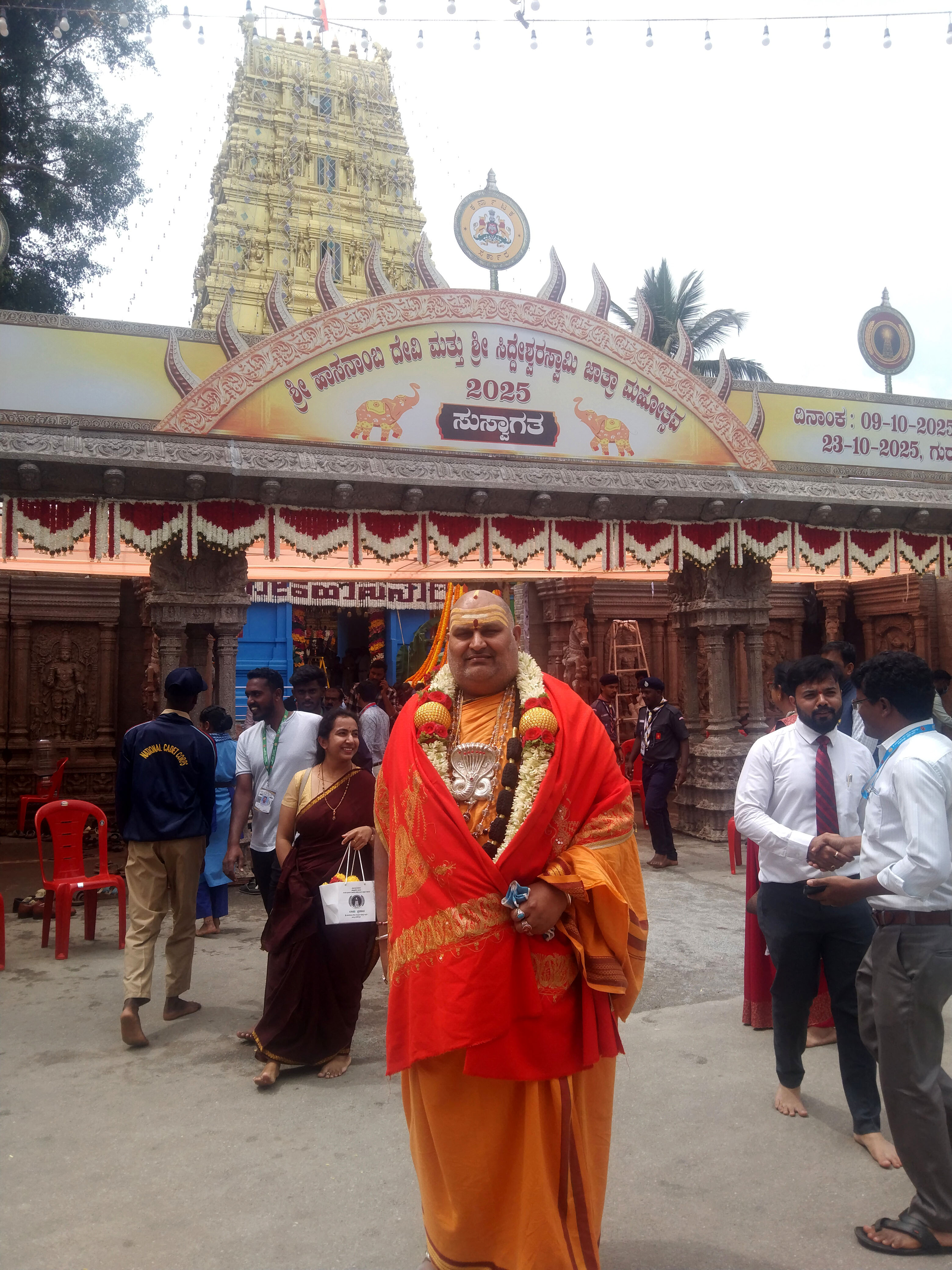 ಹಾಸನಾಂಬೆಯ ದರ್ಶನ ಪಡೆದ ಬ್ರಹ್ಮಾಂಡ ಗುರೂಜಿ.
