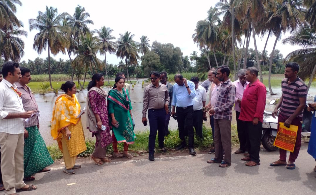 ಶ್ರೀರಂಗಪಟ್ಟಣ ತಾಲ್ಲೂಕಿನ ಕೂಡಲಕುಪ್ಪೆ ಬಳಿ ಮಳೆಯಿಂದ ಉಂಟಾಗಿರುವ ಹಾನಿಯ ಸ್ಥಳಕ್ಕೆ ಹೆಚ್ಚುವರಿ ಜಿಲ್ಲಾಧಿಕಾರಿ ಬಿ.ಸಿ. ಶಿವಾನಂದಮೂರ್ತಿ ಇತರ ಅಧಿಕಾರಿಗಳ ತಂಡ ಭೇಟಿ ನೀಡಿತ್ತು