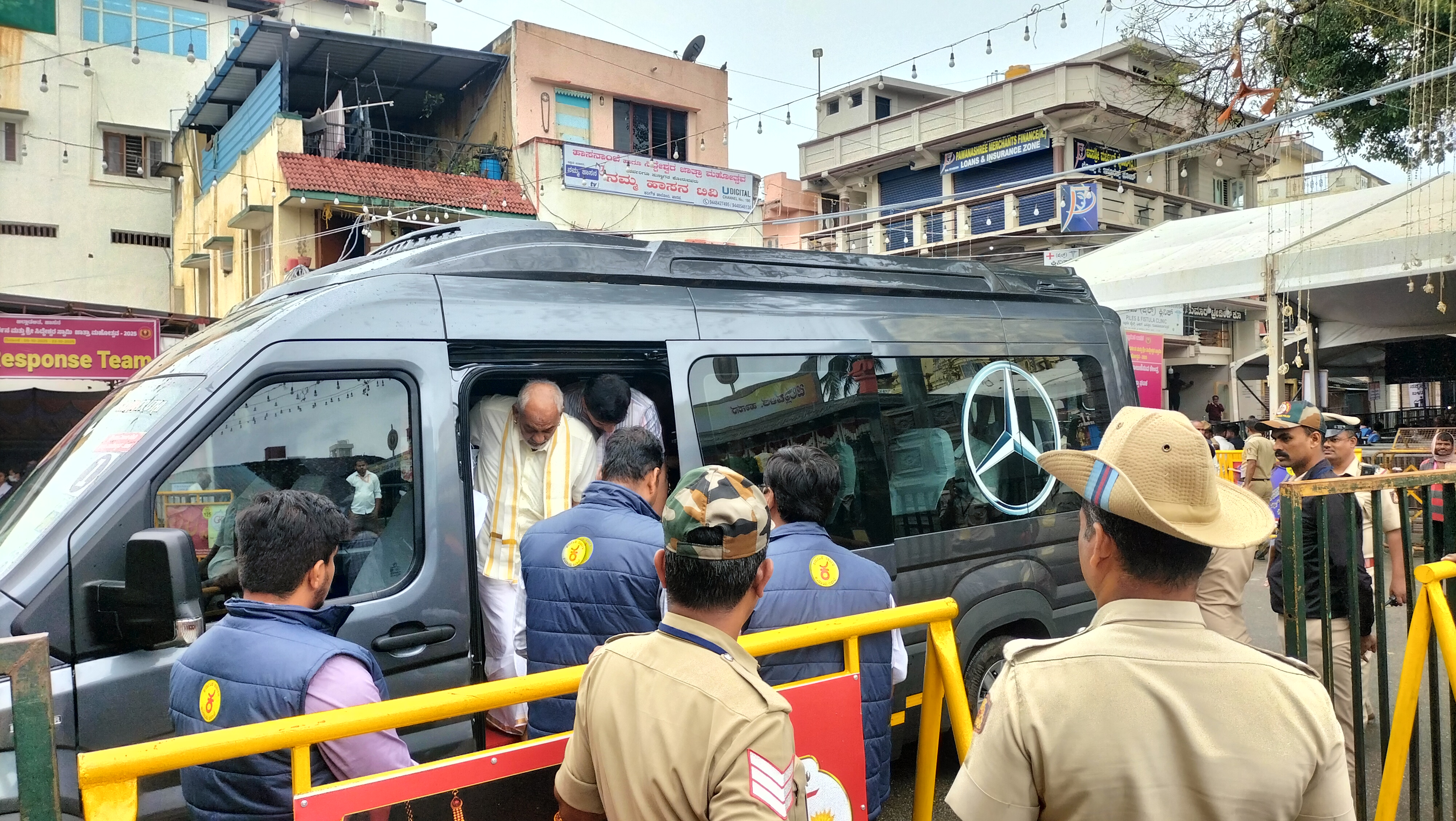 ಪ್ರವಾಸಿ ಮಂದಿರದಿಂದ ಗಣ್ಯರನ್ನು ಕರೆತರಲು ಆಡಳಿತದಿಂದ ನಿಯೋಜಿಸಿರುವ 10 ಆಸನಗಳ ವಿಶೇಷ ವಾಹನ
