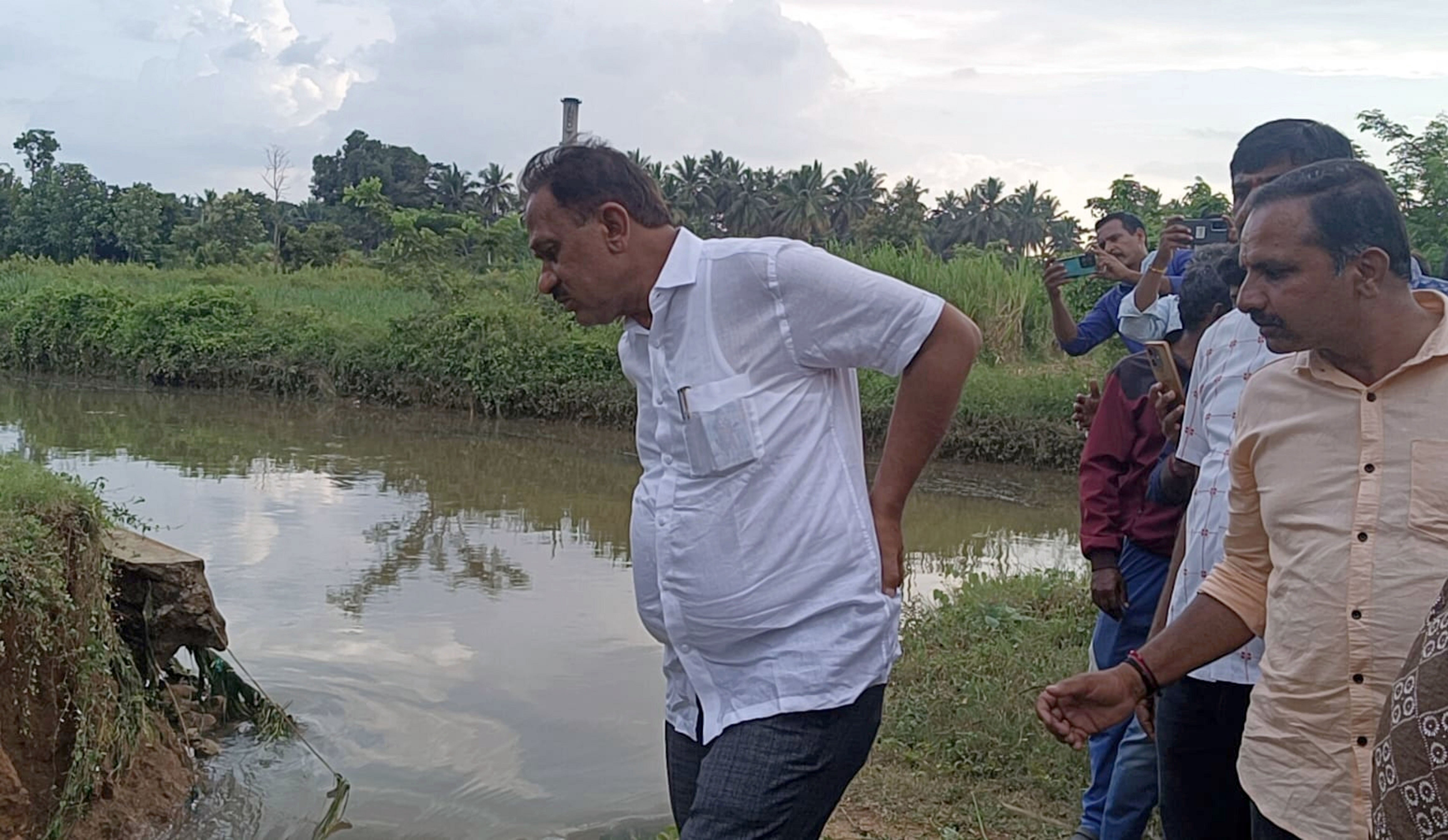 ಶ್ರೀರಂಗಪಟ್ಟಣ ತಾಲ್ಲೂಕಿನ ದರಸಗುಪ್ಪೆ ಬಳಿ ಸಿಡಿಎಸ್‌ ನಾಲೆಯ ಏರಿ ಒಡೆದಿರುವ ಸ್ಥಳಕ್ಕೆ ಶಾಸಕ ರಮೇಶ ಬಂಡಿಸಿದ್ದೇಗೌಡ ಶುಕ್ರವಾರ ಭೇಟಿ ನೀಡಿ ಪರಿಶೀಲಿಸಿದರು