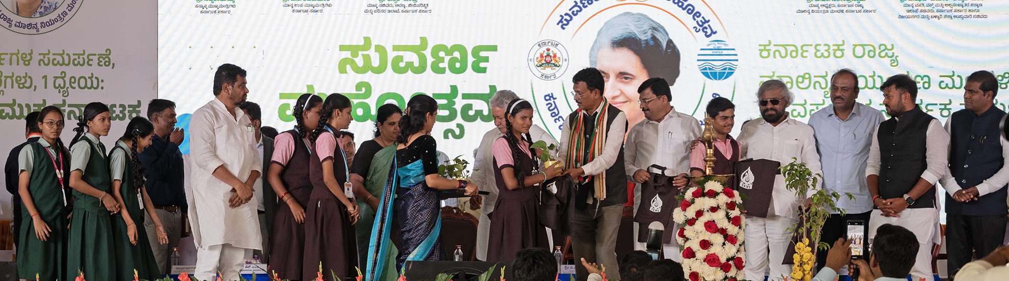 ಹೊಸಪೇಟೆಯಲ್ಲಿ ಶುಕ್ರವಾರ ನಡೆದ ಕರ್ನಾಟಕ ಮಾಲಿನ್ಯ ನಿಯಂತ್ರಣ ಮಂಡಳಿಯ ಸುವರ್ಣ ಮಹೋತ್ಸವ ಕಾರ್ಯಕ್ರಮದಲ್ಲಿ ಸಂಸದ ಇ.ತುಕಾರಾಂ ಅವರು ವಿದ್ಯಾರ್ಥಿಗಳಿಗೆ ಬಟ್ಟೆ ಚೀಲಗಳನ್ನು ವಿತರಿಸಿದರು  –ಪ್ರಜಾವಾಣಿ ಚಿತ್ರ