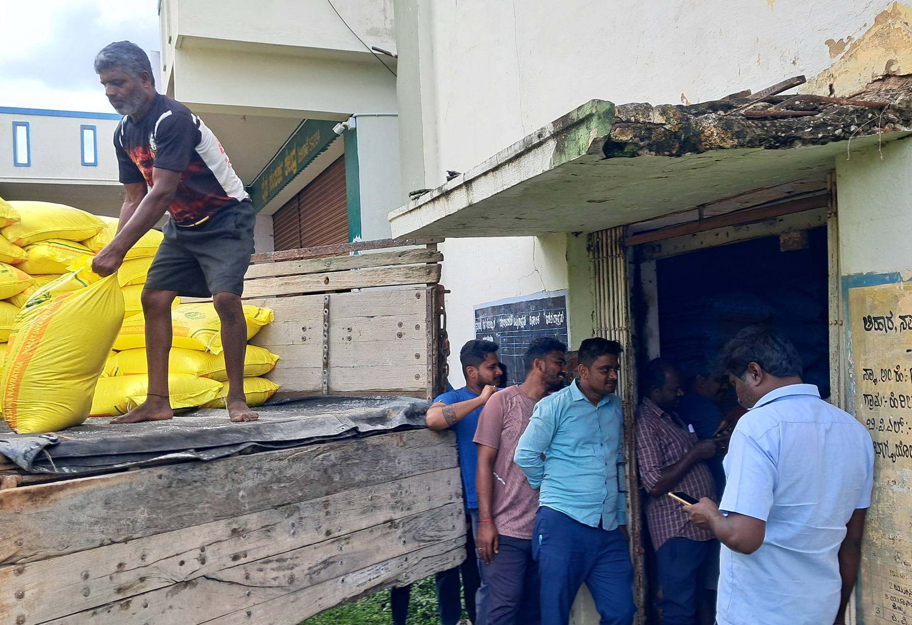 ಹಿರೀಸಾವೆಯಲ್ಲಿ ಯೂರಿಯಾ ಗೊಬ್ಬರ ತುಂಬಿ ಕೊಂಡ ಬಂದ ಲಾರಿ ಬಳಿಯೇ ರೈತರು ಕೊಳ್ಳಲು ಕಾಯುತ್ತಿದ್ದರು.