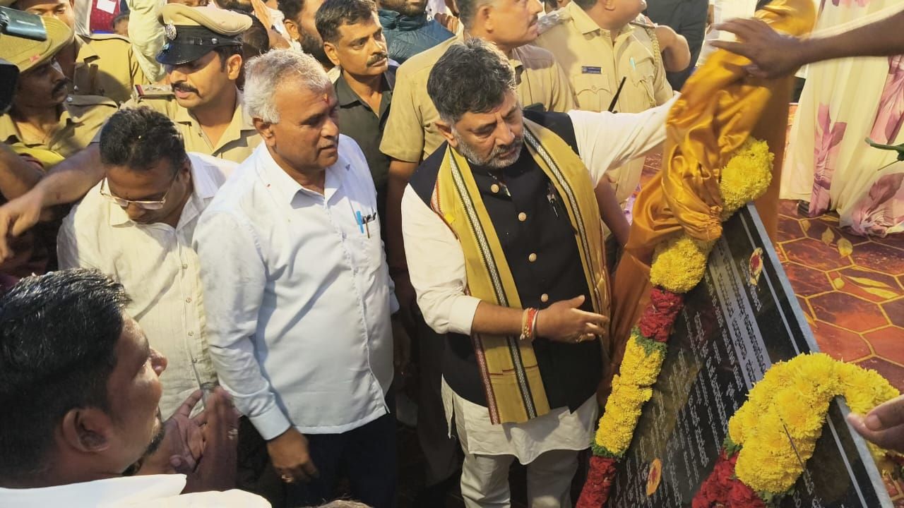 ಗಣೇಶೋತ್ಸವ ಕಾರ್ಯಾಕ್ರಮಕ್ಕೆ ಮಾಲೂರಿಗೆ ಆಗಮಿಸಿದ ಉಪ ಮುಖ್ಯ ಮಂತ್ರಿ ಡಿಕೆ ಶಿವಕುಮಾರ್‍ ಅವರು ಶಾಸಕ ಕೆವೈ.ನಂಜೇಗೌಡರ ಜೊತೆಯಲ್ಲಿ $ ೫೦ ಲಕ್ಷ ವೆಚ್ಚದಲ್ಲಿ ನಿರ್ಮಾಣಗೊಂಡಿರುವ ಕುಪಶೇಟ್ಟಿ ರಂಗಂದಿರವನ್ನು ಉದ್ಘಾಟಿಸಿದರು.