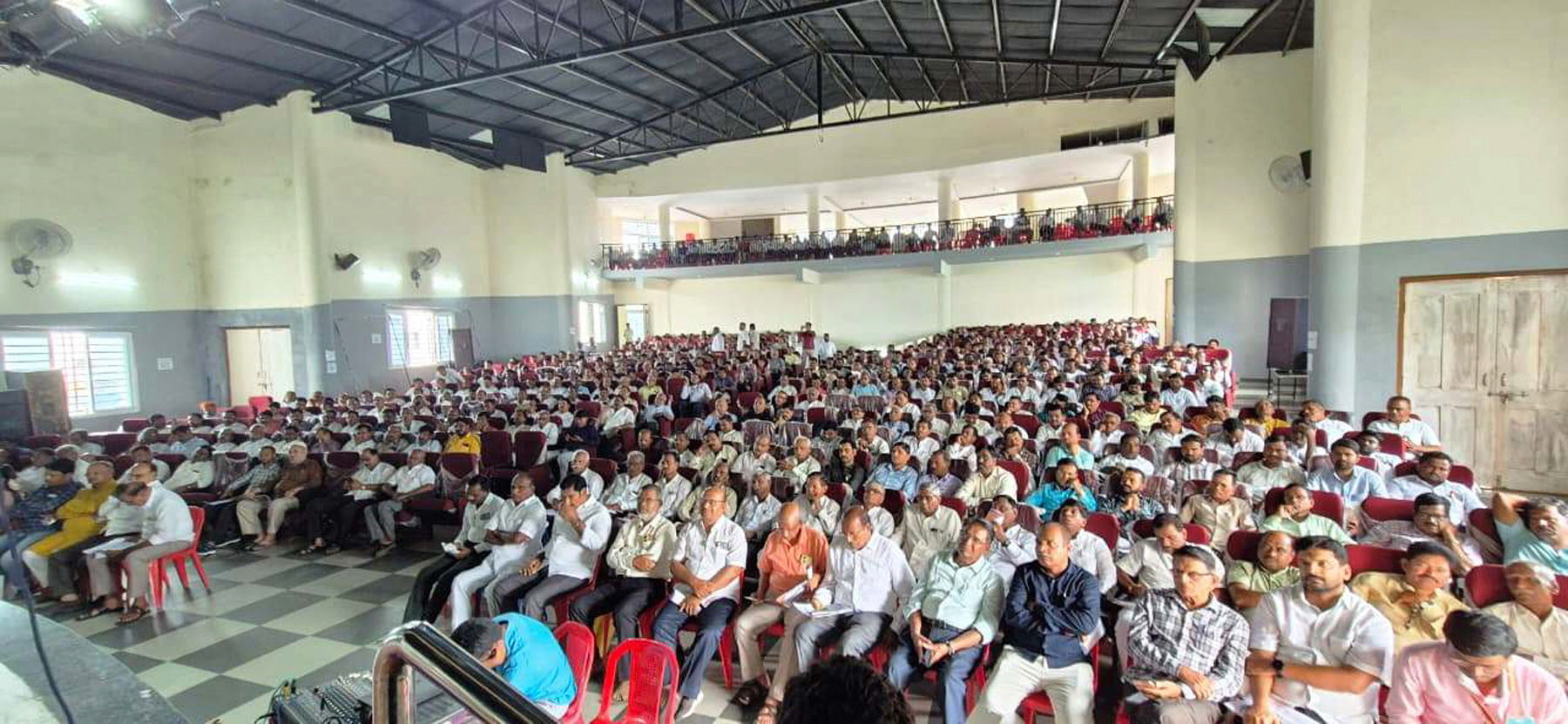 ಸಿಂಧನೂರಿನ ಟೌನ್‍ಹಾಲ್‍ನಲ್ಲಿ ಕರ್ನಾಟಕ ಸೌಹಾರ್ದ ಸಹಕಾರಿ ಬೆಂಗಳೂರು ಮತ್ತು ಪ್ರಾಂತೀಯ ಕಚೇರಿ ಕಲಬುರಗಿ ಅವರ ಜಂಟಿ ಆಶ್ರಯದಲ್ಲಿ ಶುಕ್ರವಾರ ನಡೆದ ಸೌಹಾರ್ದ ಸಹಕಾರಿಗಳ ಅಧ್ಯಕ್ಷರು ನಿರ್ದೇಶಕರು ಹಾಗೂ ಕಾರ್ಯನಿರ್ವಾಹಕರು 2025ರ ಸಹಕಾರಿ ಕಾಯ್ದೆ ತಿದ್ದುಪಡಿಯ ಸಮಾಲೋಚನಾ ಸಭೆಯಲ್ಲಿ ಭಾಗವಹಿಸಿರುವುದು