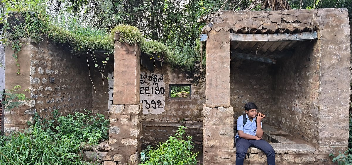 ಹಗರಿಬೊಮ್ಮನಹಳ್ಳಿ | ಪ್ರಯಾಣಿಕರಿಗೆ ರಸ್ತೆಯೇ ತಂಗುದಾಣ