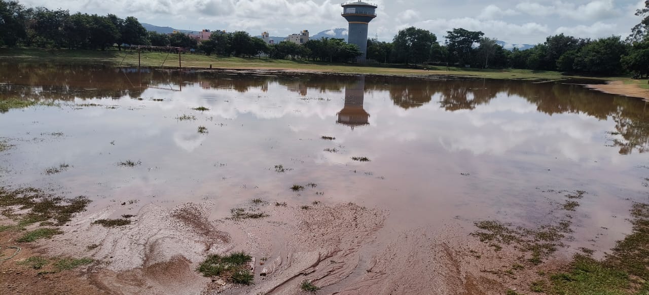 ನೀರಿನಿಂದ ಜಲಾವೃತವಾಗಿರುವ ಮಹದೇಶ್ವರ ಕ್ರೀಡಾಂಗಣ