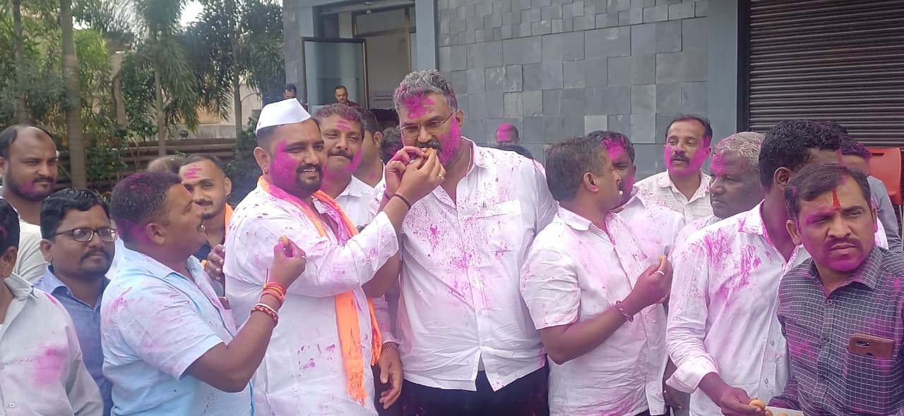 ಡಿಸಿಸಿ ಬ್ಯಾಂಕಿನ ಸವದತ್ತಿ ಕ್ಷೇತ್ರದ ನಿರ್ದೇಶಕ ಸ್ಥಾನಕ್ಕೆ ಗೆಲುವು ಬಹುತೇಕ ಖಚಿತವಾದ ಹಿನ್ನೆಲೆಯಲ್ಲಿ  ಶಾಸಕ ವಿಶ್ವಾಸ ವೈದ್ಯ ಅವರಿಗೆ ಬೆಂಬಲಿಗರು ಸಿಹಿ ತಿನ್ನಿಸಿದರು