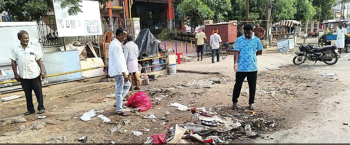 ನಗರಸಭೆಯಿಂದ ಕಾರ್ಯಾಚರಣೆ: ಹೊಸ ಬಸ್ ನಿಲ್ದಾಣದ ಮುಂಭಾಗದ ಕೈಬಂಡಿ, ಅಂಗಡಿಗಳ ತೆರವು