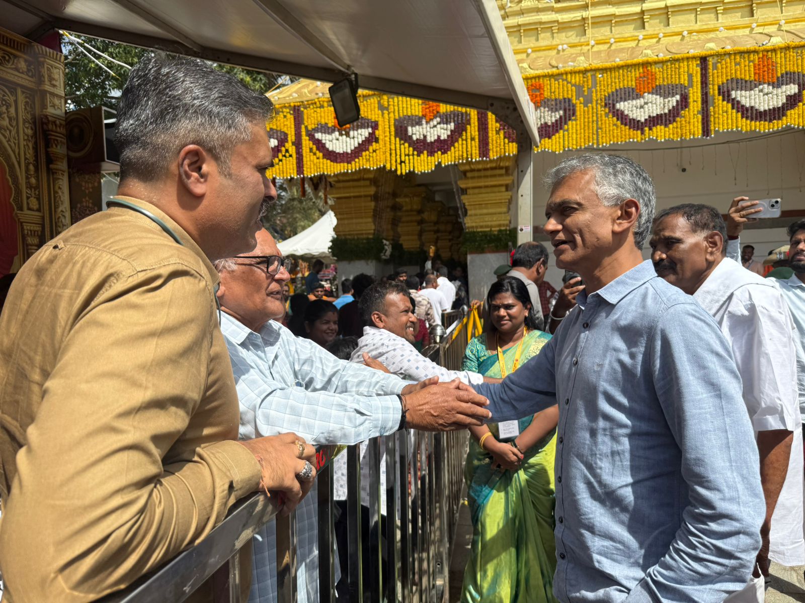 ಸರದಿಯಲ್ಲಿ ನಿಂತಿದ್ದ ಭಕ್ತರ ಜೊತೆಗೆ ಮಾತನಾಡಿದ ಸಚಿವ ಕೃಷ್ಣ ಬೈರೇಗೌಡ